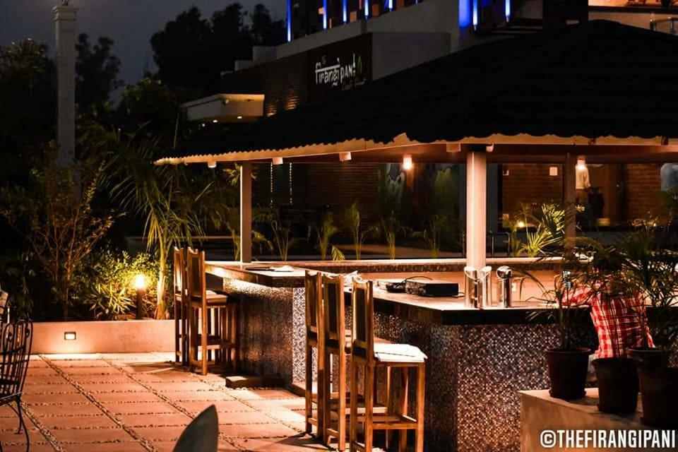 The Firangipani Country Resort Rājpura Buitenkant foto